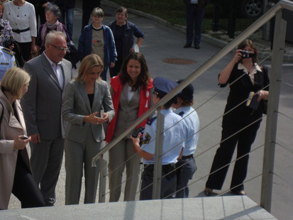 pred policijsko postajo